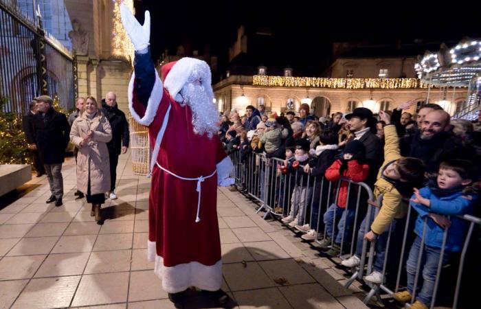 DIJON: Der Weihnachtsmann kommt vor 4.000 Menschen vom Turm Philippe le Bon herunter