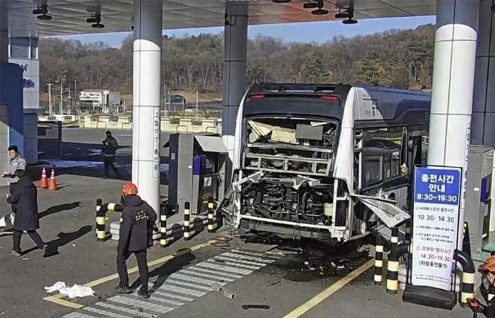 Bei der Explosion eines Wasserstoffbusses werden drei Personen verletzt, einer davon schwer