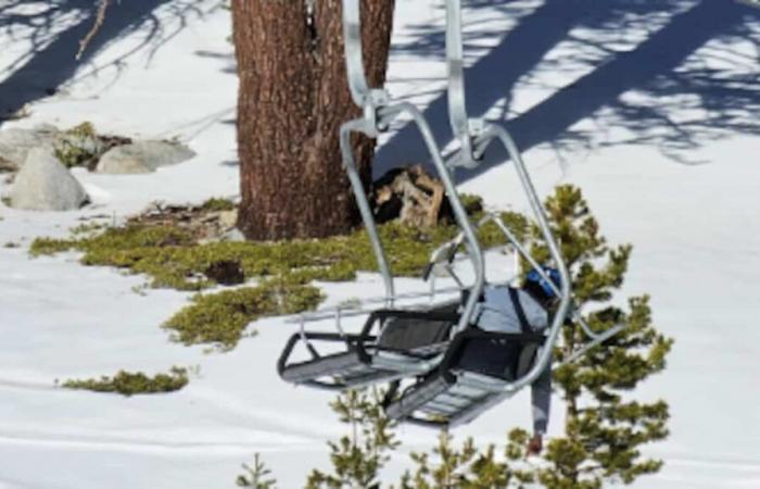 Kollision zwischen zwei Stühlen: Fünf Skifahrer ins Krankenhaus eingeliefert, darunter drei, die aus einem Sessellift gestürzt sind