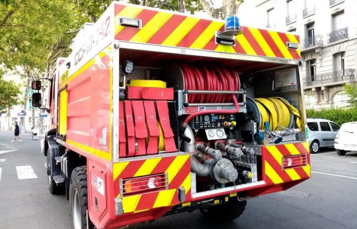 Zwei ältere Menschen wurden nach einem Hausbrand ins Krankenhaus eingeliefert