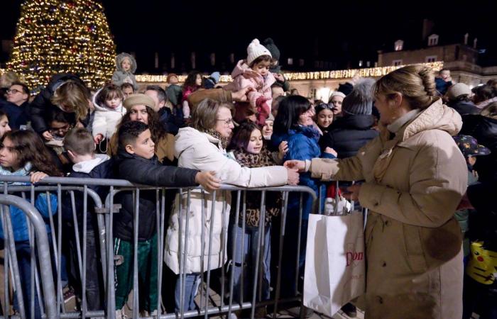 DIJON: Der Weihnachtsmann kommt vor 4.000 Menschen vom Turm Philippe le Bon herunter