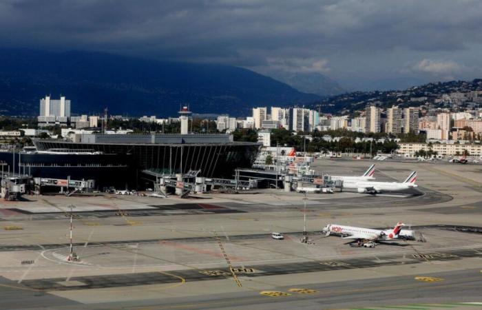 Am Flughafen von Nizza schleicht sich ein Obdachloser auf das Gepäckband, um die Landebahn zu betreten