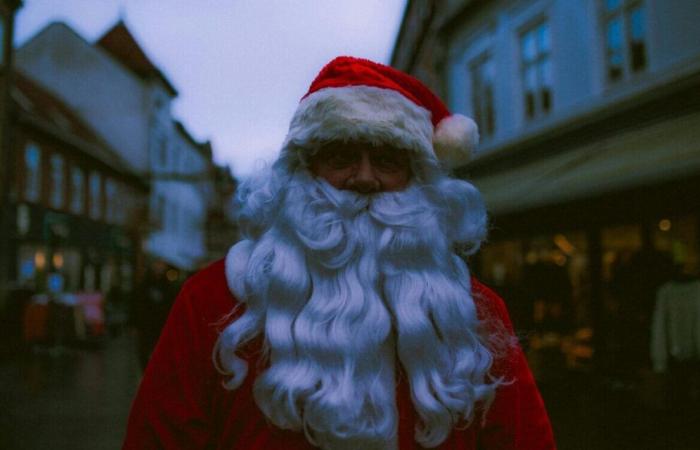 Der Weihnachtsmann hat die Erlaubnis erhalten, über diese Stadt im Süden von Lyon zu fliegen