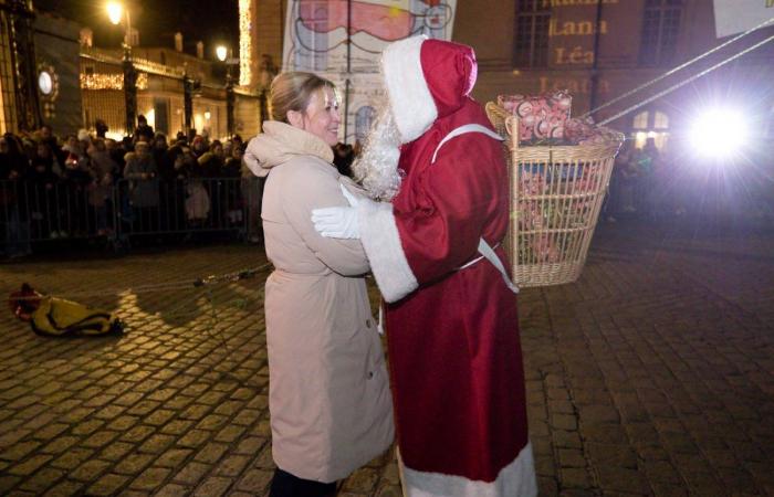 DIJON: Der Weihnachtsmann kommt vor 4.000 Menschen vom Turm Philippe le Bon herunter