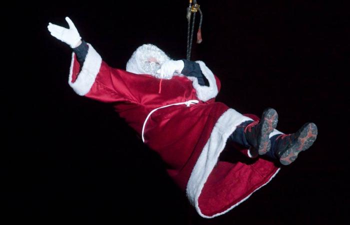 DIJON: Der Weihnachtsmann kommt vor 4.000 Menschen vom Turm Philippe le Bon herunter