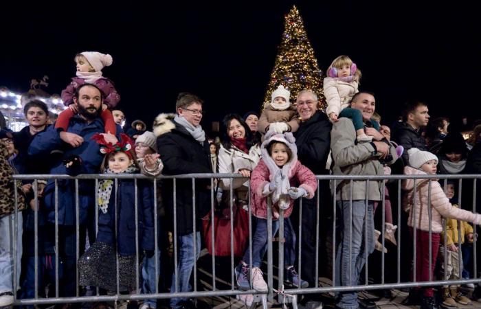 DIJON: Der Weihnachtsmann kommt vor 4.000 Menschen vom Turm Philippe le Bon herunter