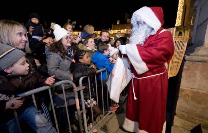 DIJON: Der Weihnachtsmann kommt vor 4.000 Menschen vom Turm Philippe le Bon herunter