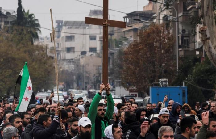 Christen in Damaskus demonstrieren, nachdem sie einen Weihnachtsbaum verbrannt haben, um „Rechte“ zu fordern