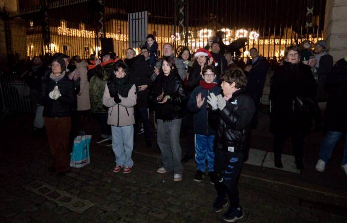 DIJON: Der Weihnachtsmann kommt vor 4.000 Menschen vom Turm Philippe le Bon herunter