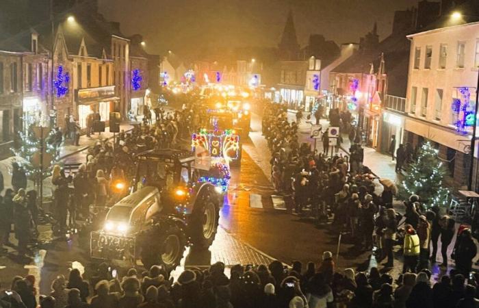 Der Weihnachtsumzug der Bauern lockt Tausende Menschen in diese Stadt im Cotentin