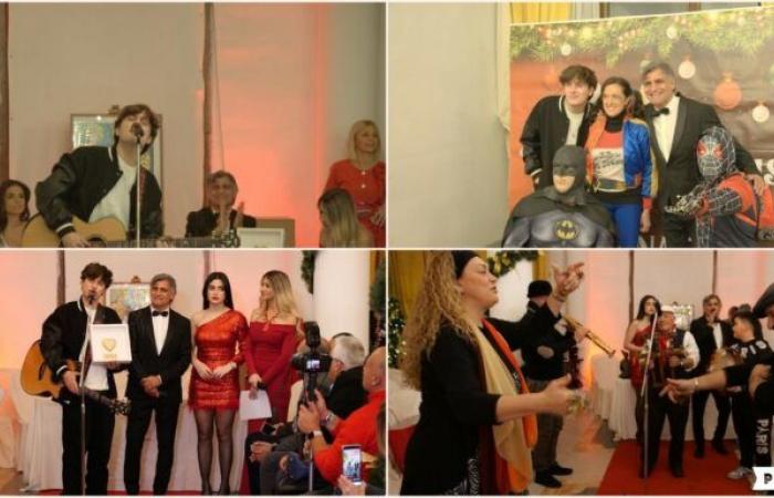 Großer Erfolg für die „Frohe Weihnachten“-Party des Lächelns, das Event des Jahres in der Villa Domi. Gefeierte gesellige Weihnachten mit Angelo Iannelli – ArtesTV