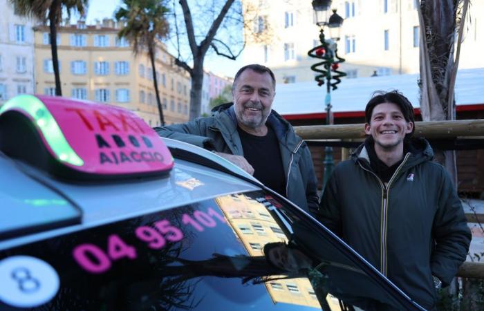 In Ajaccio bieten rosa Taxis ihren Fahrgästen an Heiligabend Fahrten an