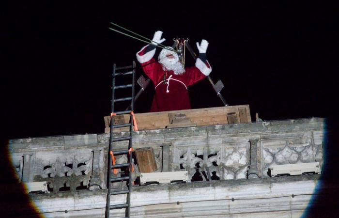 DIJON: Der Weihnachtsmann kommt vor 4.000 Menschen vom Turm Philippe le Bon herunter