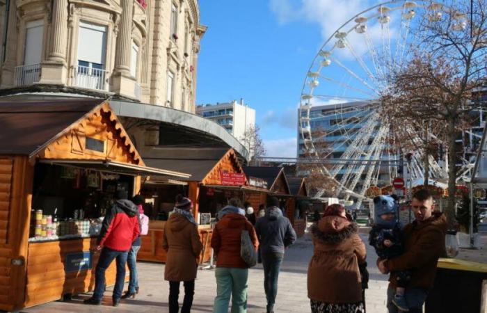 Wertigkeit. Das Riesenrad stoppt und dreht sich bis zum Ende der Winterfeen nicht mehr