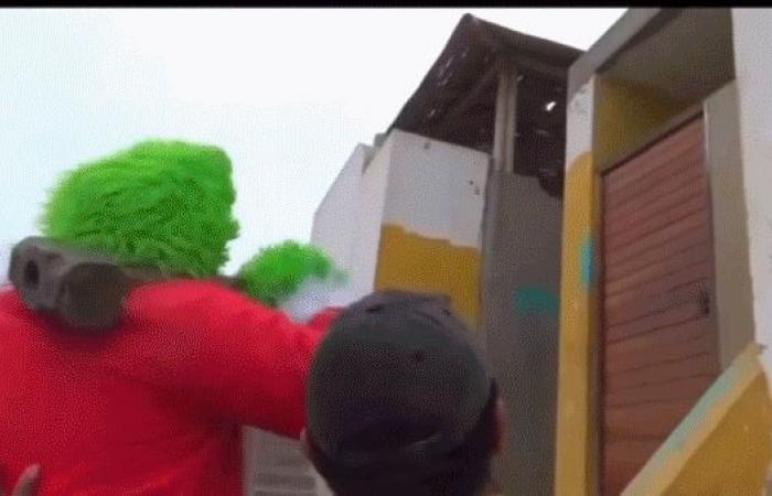 Als „Grinch“ verkleideter peruanischer Polizist nimmt mutmaßliche Drogenhändler fest