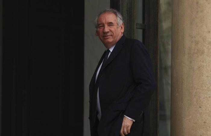 Bekannte Namen, Zweifel von Sozialisten und Le Pen. Und die Bayrou-Regierung befand sich bereits in einer Krise