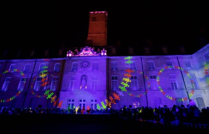 DIJON: Der Weihnachtsmann kommt vor 4.000 Menschen vom Turm Philippe le Bon herunter