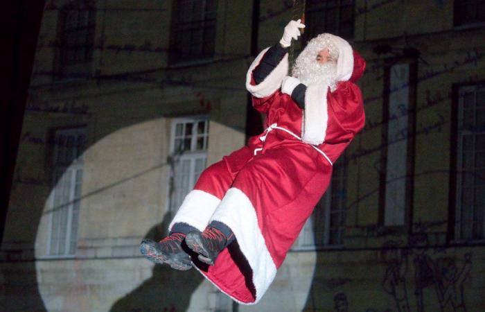 DIJON: Der Weihnachtsmann kommt vor 4.000 Menschen vom Turm Philippe le Bon herunter