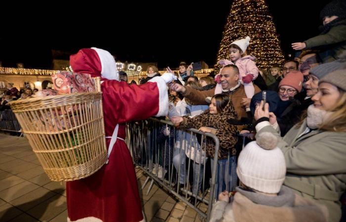 DIJON: Der Weihnachtsmann kommt vor 4.000 Menschen vom Turm Philippe le Bon herunter