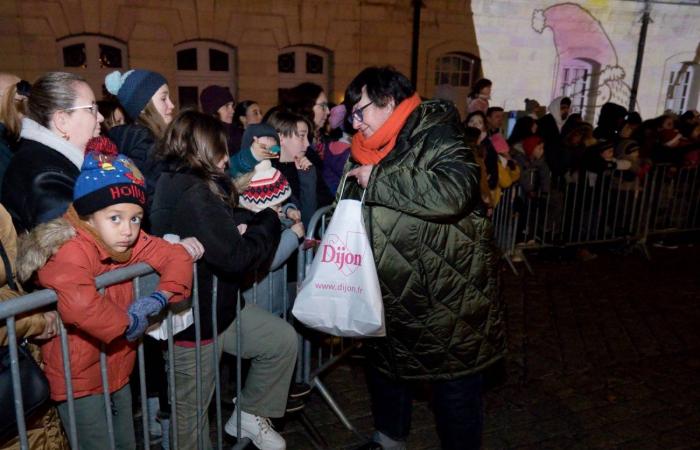 DIJON: Der Weihnachtsmann kommt vor 4.000 Menschen vom Turm Philippe le Bon herunter