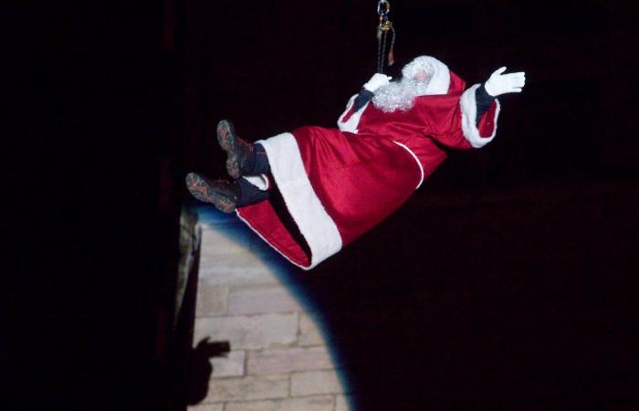 DIJON: Der Weihnachtsmann kommt vor 4.000 Menschen vom Turm Philippe le Bon herunter