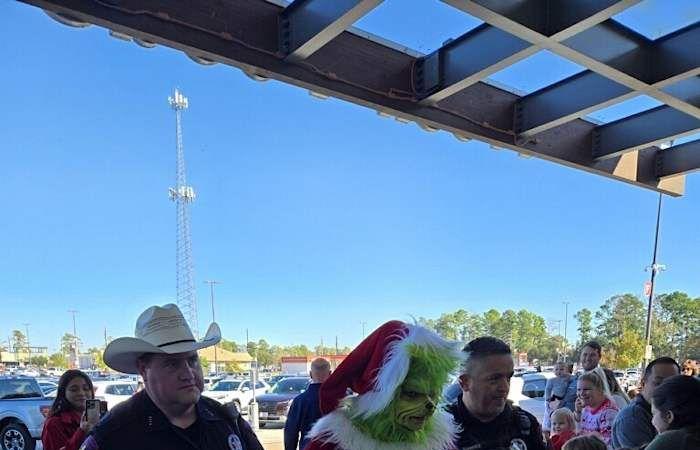 Grinch wurde verhaftet, nachdem er bei HEB in Cypress für Unruhe gesorgt hatte