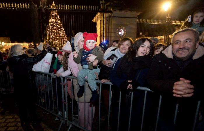 DIJON: Der Weihnachtsmann kommt vor 4.000 Menschen vom Turm Philippe le Bon herunter