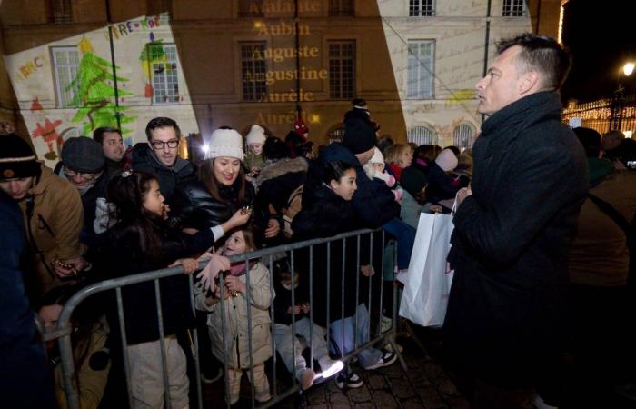 DIJON: Der Weihnachtsmann kommt vor 4.000 Menschen vom Turm Philippe le Bon herunter