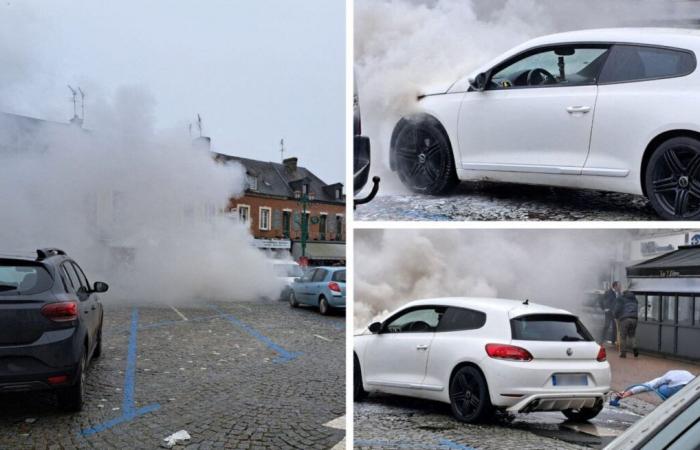 Das Auto fängt in der Innenstadt Feuer, Händler greifen ein