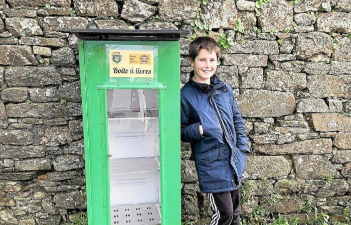 In Trégarantec reparierte Valentin die Bücherkiste, die vom Sturm Ciaran weggeschwemmt worden war