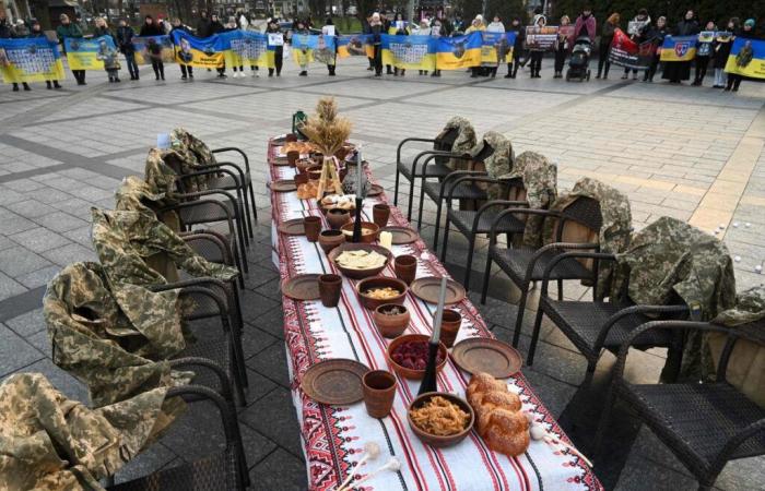 ein Weihnachtsfest auf dem Friedhof für Familien getöteter Soldaten