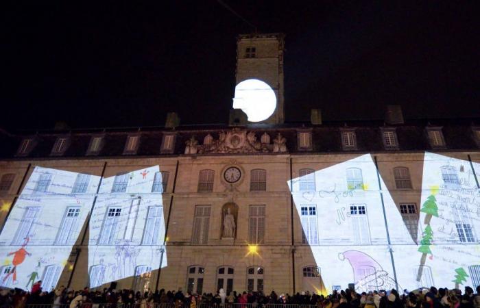 DIJON: Der Weihnachtsmann kommt vor 4.000 Menschen vom Turm Philippe le Bon herunter