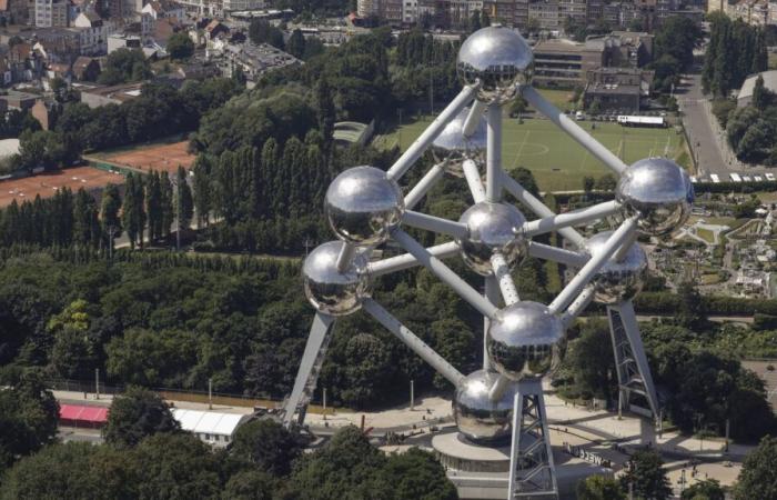 Bei Unruhen im Atomium mit Influencer-Fans setzt die Polizei Wasserwerfer ein