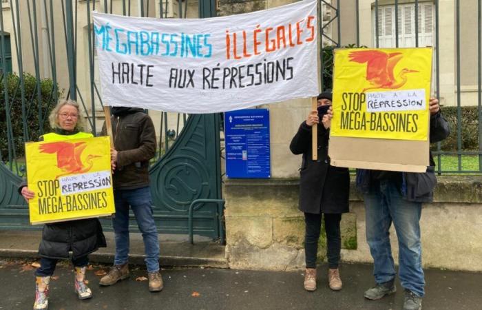 eine Unterstützungsaktion vor der Gendarmerie von Tours