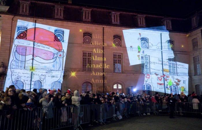 DIJON: Der Weihnachtsmann kommt vor 4.000 Menschen vom Turm Philippe le Bon herunter