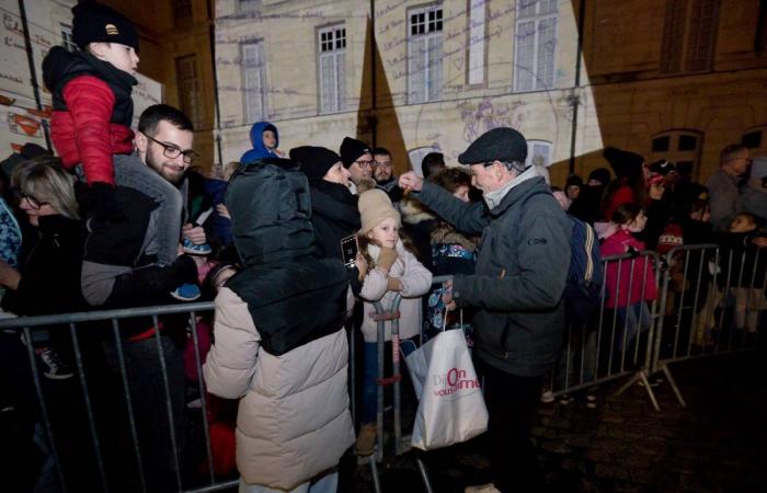 DIJON: Der Weihnachtsmann kommt vor 4.000 Menschen vom Turm Philippe le Bon herunter