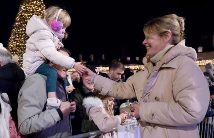 DIJON: Der Weihnachtsmann kommt vor 4.000 Menschen vom Turm Philippe le Bon herunter