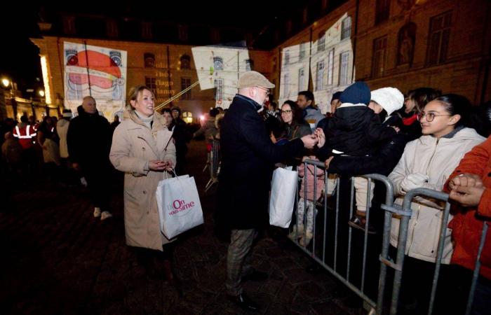 DIJON: Der Weihnachtsmann kommt vor 4.000 Menschen vom Turm Philippe le Bon herunter