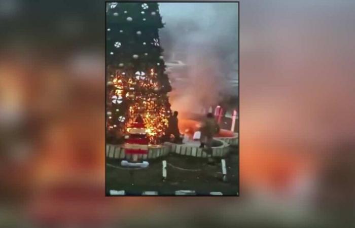 BILDER | Ein riesiger Weihnachtsbaum brannte auf einem öffentlichen Platz in Syrien: Hunderte Christen demonstrieren