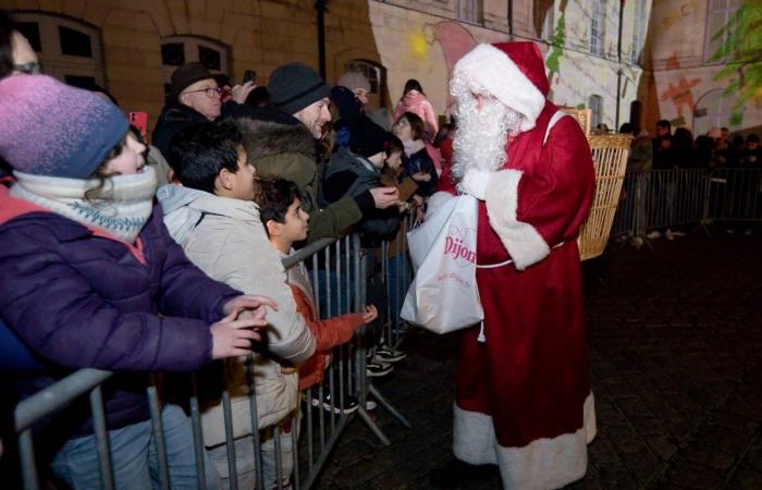 DIJON: Der Weihnachtsmann kommt vor 4.000 Menschen vom Turm Philippe le Bon herunter