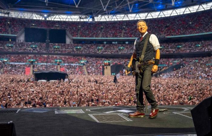 Bruce Springsteen legt 2024 mit einer geschichtsträchtigen Welttournee und „einem der größten Rockfilme aller Zeiten“ (Esquire) neue Maßstäbe (Variety)