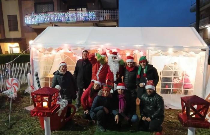 Monte Compatri – Der „Santa Claus Garden“ wurde in Laghetto mit den Elfen und dem Grinch eingeweiht