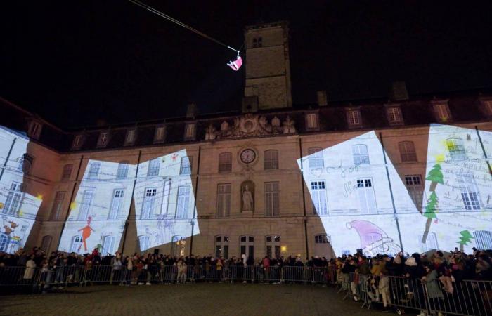 DIJON: Der Weihnachtsmann kommt vor 4.000 Menschen vom Turm Philippe le Bon herunter