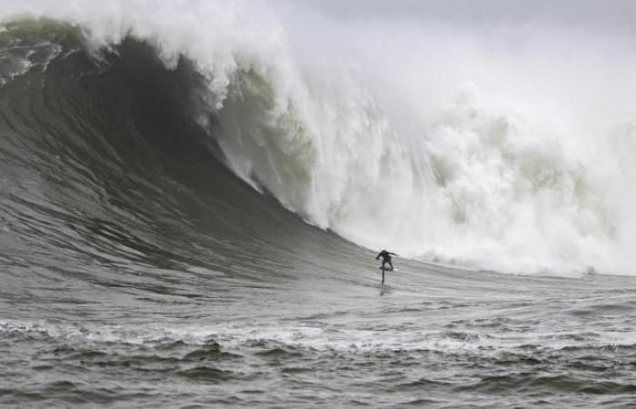 Justine Dupont und Matt Etxebarne surften bei Mavericks auf einem historischen Wellengang