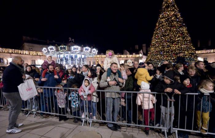 DIJON: Der Weihnachtsmann kommt vor 4.000 Menschen vom Turm Philippe le Bon herunter