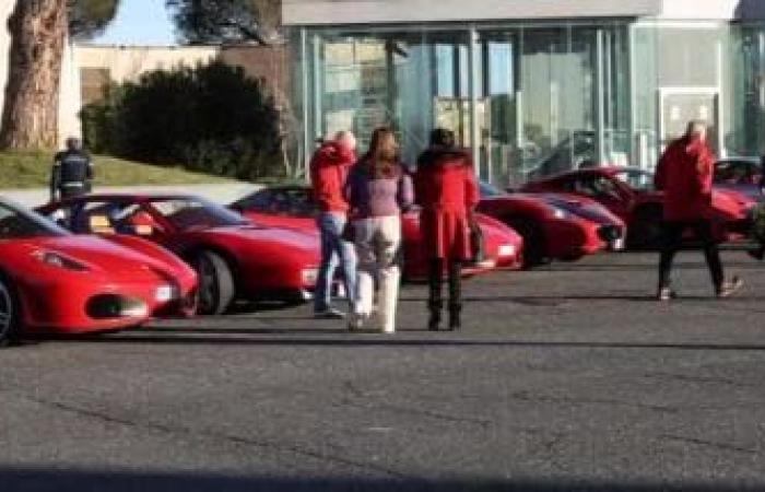 Bei Gemelli in Rom kommt Weihnachten für die betreuten Kinder in Ferrari