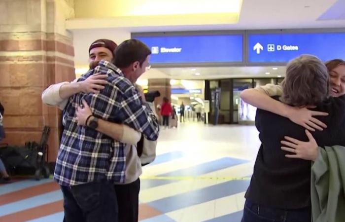 Familien heißen ihre Liebsten zu den Feiertagen im Phoenix Sky Harbor willkommen