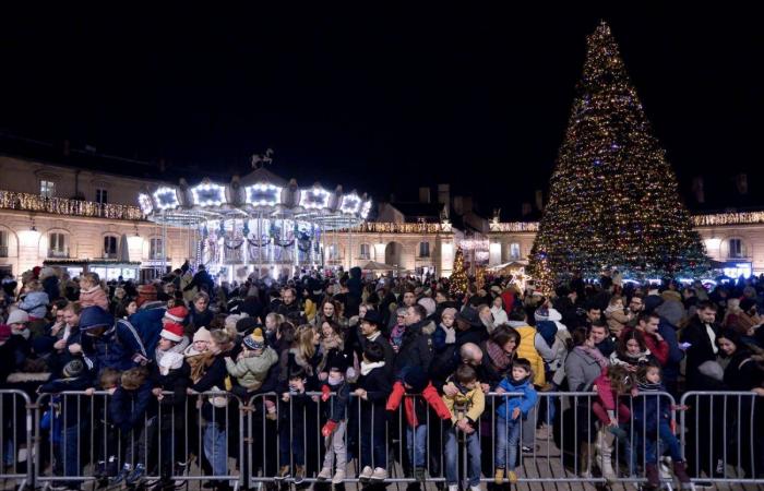 DIJON: Der Weihnachtsmann kommt vor 4.000 Menschen vom Turm Philippe le Bon herunter