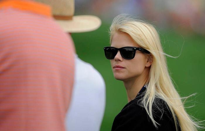 Tiger Woods und seine Ex-Frau Elin Nordegren umarmen sich nach dem Golfturnier emotional.