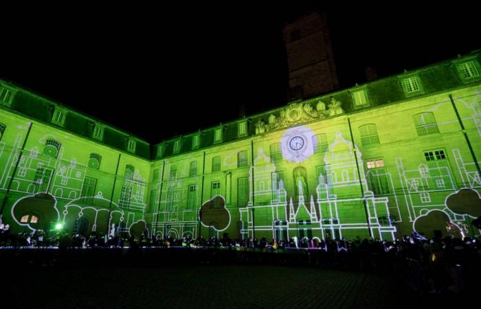 DIJON: Der Weihnachtsmann kommt vor 4.000 Menschen vom Turm Philippe le Bon herunter